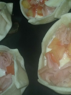 Una foto de Canastistas de jamón queso y tomate