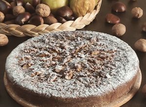 Foto di Crostata di frolla alle castagne e noci con confettura di mele cotogne