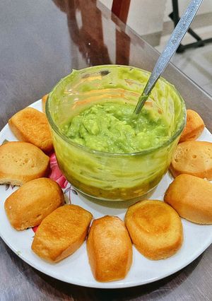 Hình của món Buổi sáng với bánh mì quẹt sốt bơ trứng.