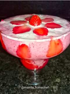 A picture of Strawberry Gulkand Smoothie.