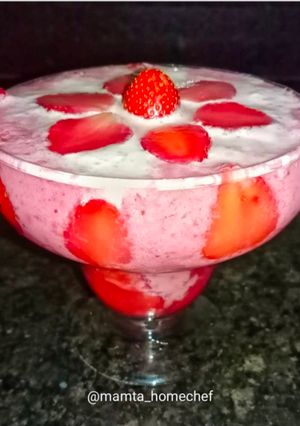 A picture of Strawberry Gulkand Smoothie.