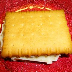 A picture of Rum Raisin Ice Cream Cookie Sandwiches.