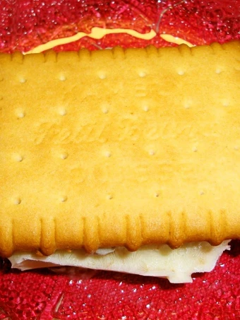 Easy Steps to Prepare Recipes Rum Raisin Ice Cream Cookie Sandwiches the Can Spoil the Tongue Really Delicious.