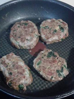 Una foto de Hamburguesa de pollo y espinacas