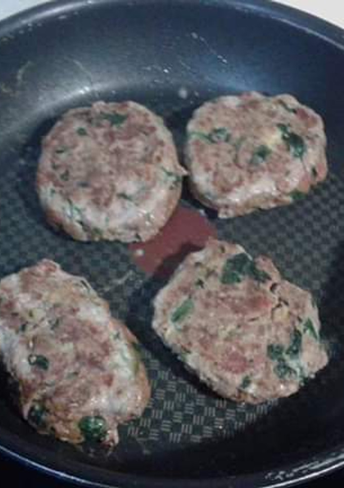 Una foto de Hamburguesa de pollo y espinacas