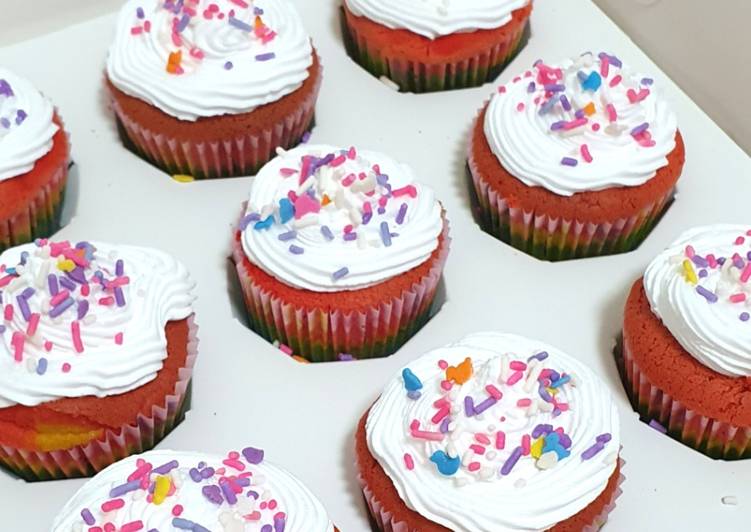 Steps to Make Quick Rainbow Cupcakes