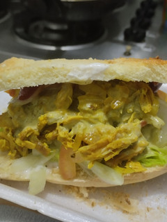 Una foto de Sándwich🥪de pollo🍗y vegetales frescos🥙🌯🥗