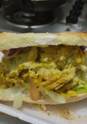 Una foto de Sándwich🥪de pollo🍗y vegetales frescos🥙🌯🥗