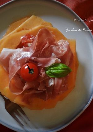 Une photo de Jambon de Parme, tomates cerises et melon