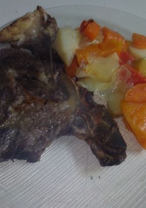 Una foto de Bife de costilla con verduras