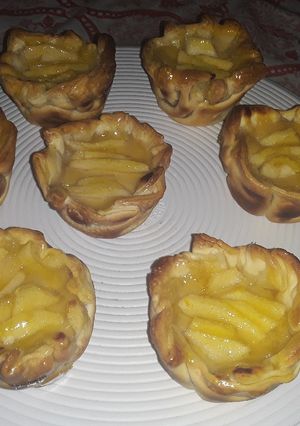 Una foto de 🏵TARTITAS FLOR DE: CREMA DE LIMÓN Y MANZANA VERDE 😍