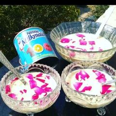 A picture of Dish name Rose kheer.