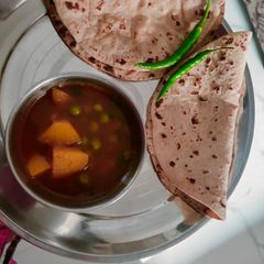 A picture of Aloo matar.