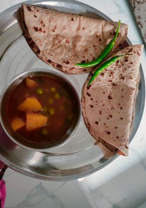 A picture of Aloo matar.
