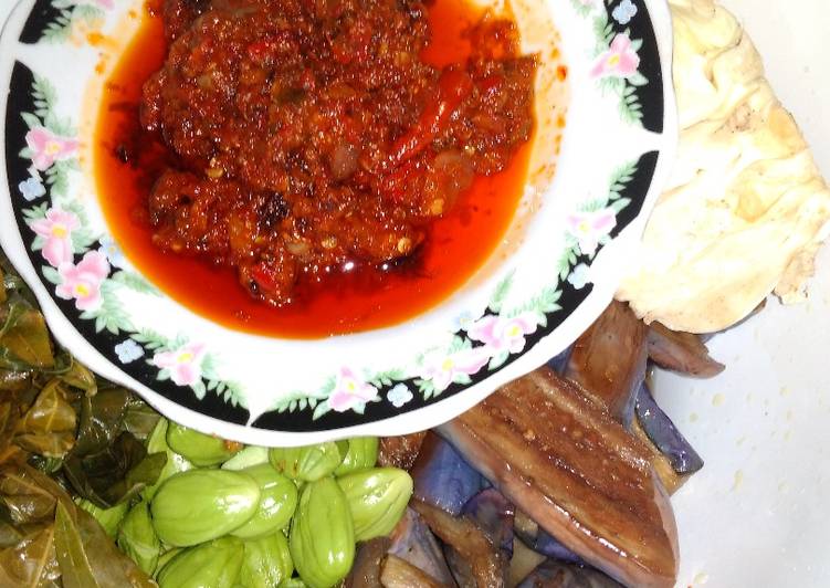Resep Lalapan dengan sambal Padang ala Ny Suhaimi, Lezat Sekali