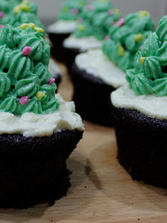 Foto resep Cupcake Coklat Snickers Natal