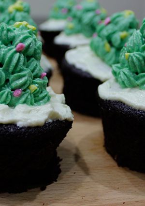 Foto resep Cupcake Coklat Snickers Natal