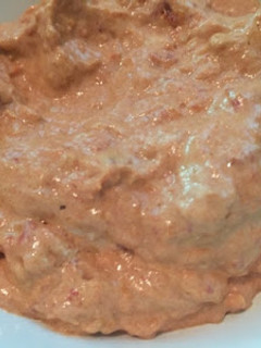 Una foto de Dip de tomate seco y queso