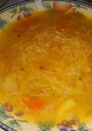 Una foto de Sopa de verduritas y fideos