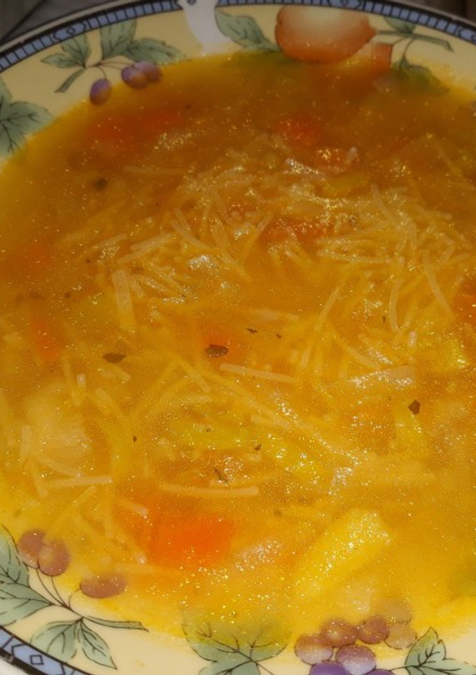 Una foto de Sopa de verduritas y fideos