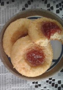 Una foto de Galletas con Corn Flakes y Jalea o Mermelada- Receta Mami Felipa 👩🏼