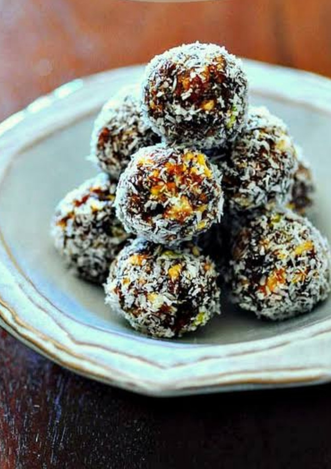 A picture of Roti and dates Ball.