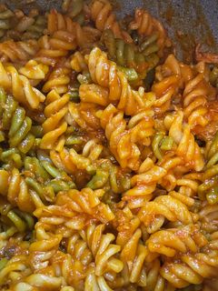 Una foto de Pasta con atún y tomate. Olla GM