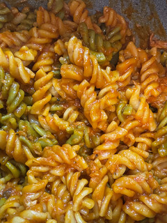 Una foto de Pasta con atún y tomate. Olla GM