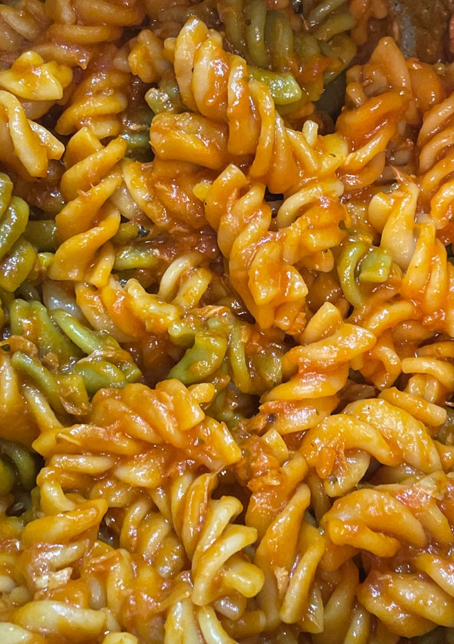 Una foto de Pasta con atún y tomate. Olla GM