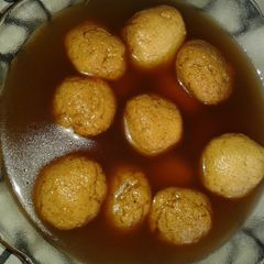Khajur gur ke rasgulle A picture of Khajur gur ke rasgulle.