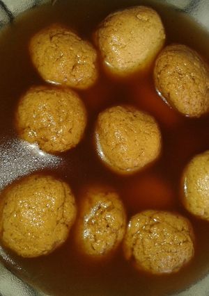 A picture of Khajur gur ke rasgulle.