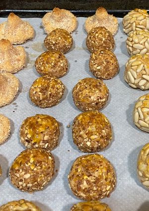 Una foto de Panellets de Tots Sants 🌰🍠🟨🟥🟨🟥🟨🟥🟨🟥🟨