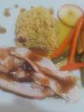Pavo al horno con arroz al curry y ensalada cocida