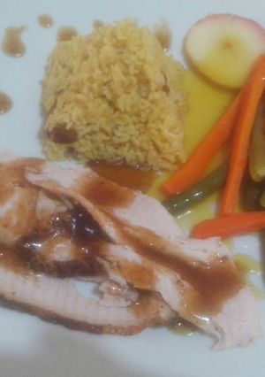 Una foto de Pavo al horno con arroz al curry y ensalada cocida
