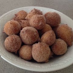 A picture of Cinnamon Doughnut Holes.