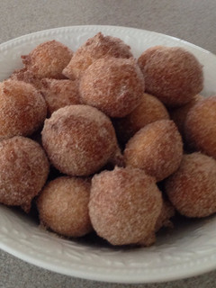 A picture of Cinnamon Doughnut Holes.
