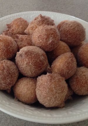 A picture of Cinnamon Doughnut Holes.