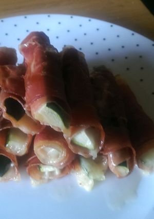 A picture of Mandys Parma ham wrapped zucchini and mozzarella sticks.