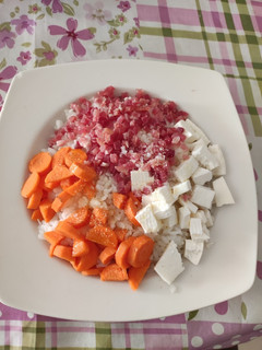 Una foto de Arroz con zanahoria, queso fresco y jamón