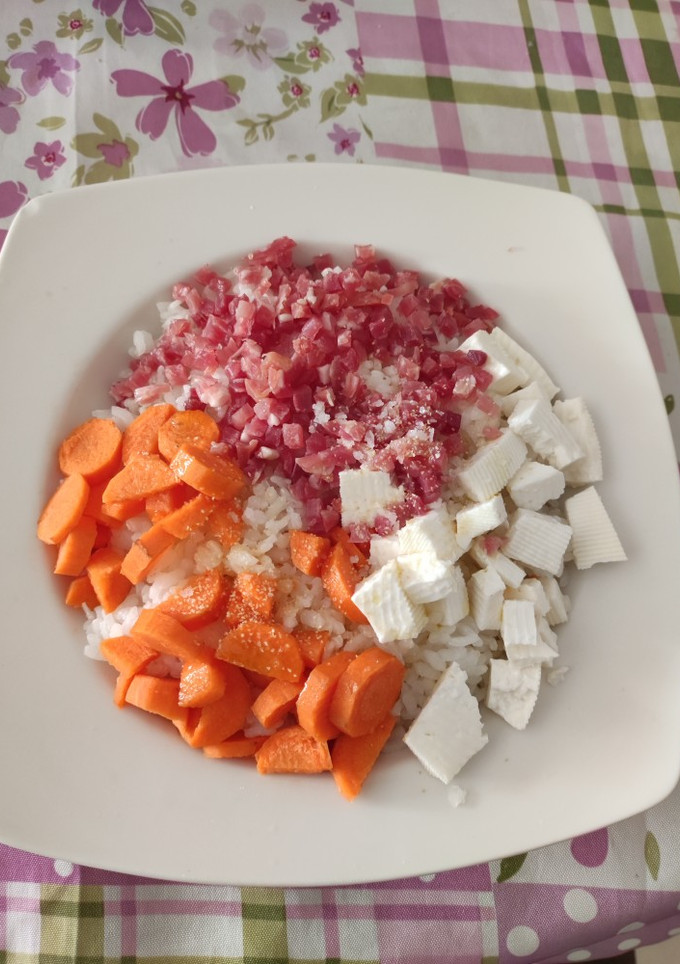 Una foto de Arroz con zanahoria, queso fresco y jamón