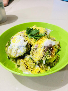 આલુ ટિક્કી ચાટ (Aloo Tikki Chaat Recipe In Gujarati) રેસીપી મુખ્ય ફોટો
