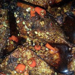A picture of chillie padi black sauce fish.