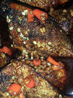 A picture of chillie padi black sauce fish.