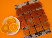 Una foto de bizcocho vegana de naranja