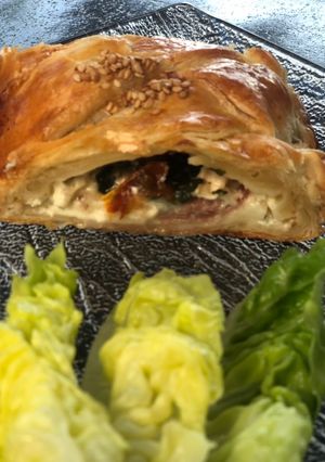 Une photo de Tresse feuilletée 3 fromages / jambon de parme / tomates / basilic
