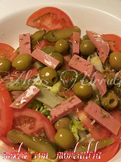 Una foto de Ensalada mixta de tomates y mortadela picante