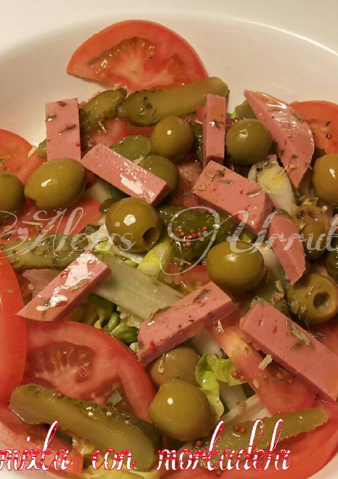 Una foto de Ensalada mixta de tomates y mortadela picante