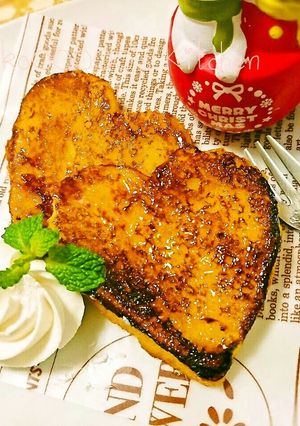 A picture of Fluffy Caramelized French Toast.