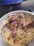 Frango do campo ensopado com massa (receita da mãe)
