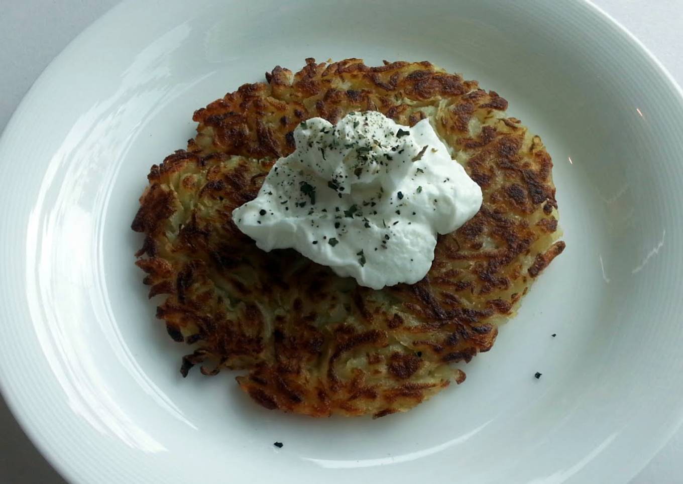 Crispy potato with Greek yogurt